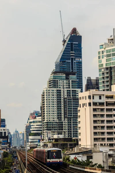 Bangkok, Tayland - 24 Şubat 2017: Yolcu ve tanga Lor Bts İstasyonu, Bangkok, Tayland, Thailand, Bangkok toplu taşıma sistemi (Bts) genel skytrain için