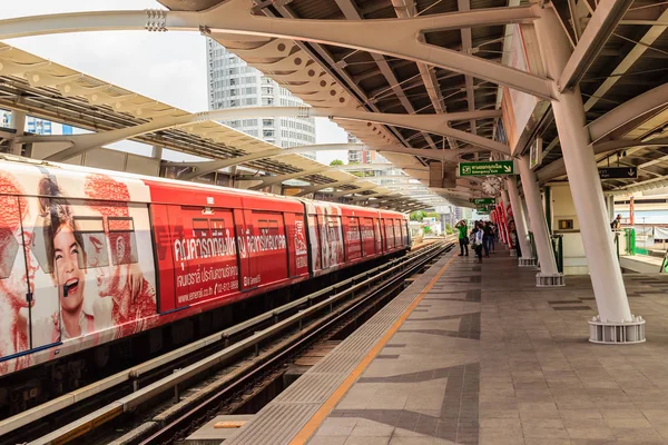 Bangkok Tailandia Febrero 2017 Pasajeros Para Skytrain Público Del Sistema —  Fotos de Stock