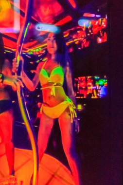 Bangkok, Tayland - 29 Ocak 2017: Agogo Neon Patpong Bangkok Barlar dışında imzalar. Patpong Bangkok'un en iyi bilinen kırmızı ışık bölgeleri ve eğlence alanları yabancılar için biridir.