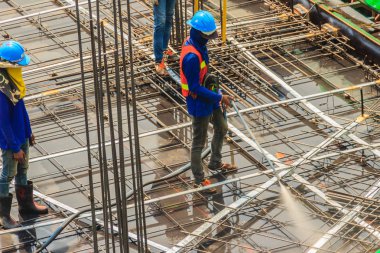 Kimliği belirsiz alt kat döşeme takviye bar yazı gerilim kablo tendon betonlama önce çelik formu iş inşaat sahasında Tarih ile temizlemek için yüksek enjeksiyon makinası kullanılan.