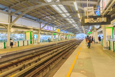 Bangkok, Tayland - 28 Şubat 2017: Yolcu Bts Bangna İstasyonu, Bangkok Tayland platformda Bts Skytrain için bekleyin. Şu anda, Bts haline Bangkok ana ulaşım