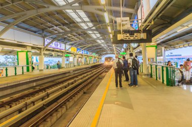 Bangkok, Tayland - 28 Şubat 2017: Yolcu Bts Bangna İstasyonu, Bangkok Tayland platformda Bts Skytrain için bekleyin. Şu anda, Bts haline Bangkok ana ulaşım