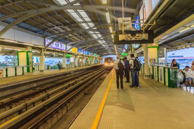 Bangkok, Tayland - 28 Şubat 2017: Yolcu Bts Bangna İstasyonu, Bangkok Tayland platformda Bts Skytrain için bekleyin. Şu anda, Bts haline Bangkok ana ulaşım