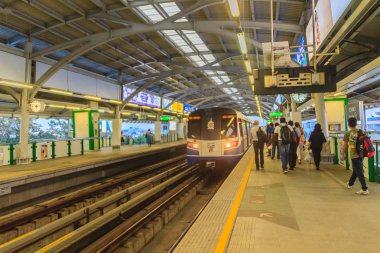 Bangkok, Tayland - 28 Şubat 2017: Yolcu Bts Bangna İstasyonu, Bangkok Tayland platformda Bts Skytrain için bekleyin. Şu anda, Bts haline Bangkok ana ulaşım
