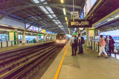 Bangkok, Tayland - 28 Şubat 2017: Yolcu Bts Bangna İstasyonu, Bangkok Tayland platformda Bts Skytrain için bekleyin. Şu anda, Bts haline Bangkok ana ulaşım