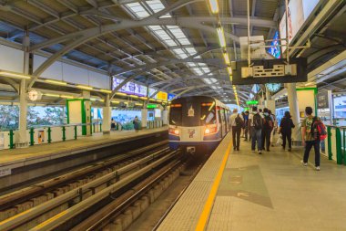 Bangkok, Tayland - 28 Şubat 2017: Yolcu Bts Bangna İstasyonu, Bangkok Tayland platformda Bts Skytrain için bekleyin. Şu anda, Bts haline Bangkok ana ulaşım