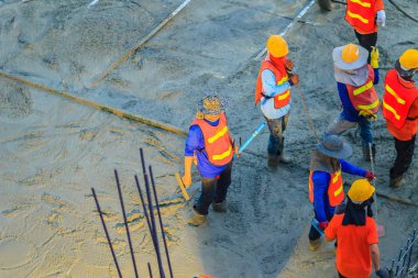 Beton malalar, yayılan mason el ile seviyelendirme Mason işçi beton dökülür. Betonlama işçi döktü sıvı Beton çelik takviye için formu güçlü katın döşeme plağını üzerinde tesviye.