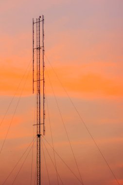 Hücresel vericisi, katlanmış dipol renkli gökyüzü arka plan ile telekomünikasyon anteni iþlevini yerine getirir. Siluet Amatör Radyo anten Kulesi dramatik gökyüzü arka planda. 