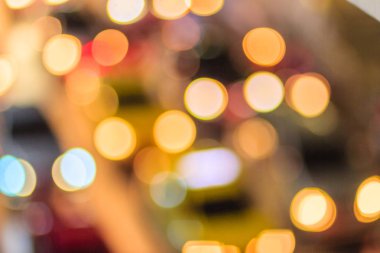 Soyut bulanıklık bokeh akşam trafik jam şehir de yol. Bir trafik sıkışıklığı otomobillerde odak ışıklarını dışında. Işıklar araba trafik sıkışıklığı sokak yol geceleri defocused. Yol trafik reçel gece, bulanıklık odak