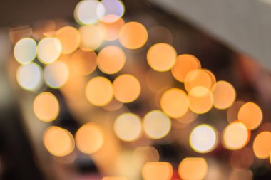 Soyut bulanıklık bokeh akşam trafik jam şehir de yol. Bir trafik sıkışıklığı otomobillerde odak ışıklarını dışında. Işıklar araba trafik sıkışıklığı sokak yol geceleri defocused. Yol trafik reçel gece, bulanıklık odak