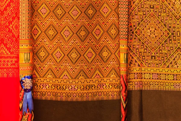 Färgglada Infödda Thailändsk Stil Silke Vackra Handgjorda Vävda Tyger Thai — Stockfoto