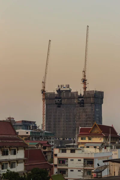 Wipp Ausleger Turmdrehkran Auf Wohnhausbaustelle Über Stahlgerüst Zwischen Hochhaus Hochhausbau — Stockfoto