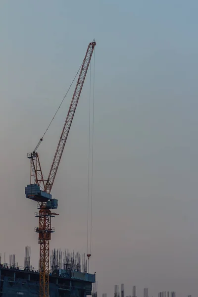 Wysięgnik Ostrzenie Żurawia Wieża Kondominium Placu Budowy Przez Stalowe Ramy — Zdjęcie stockowe