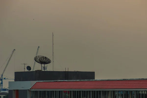 マンション建物のコンクリート デッキ屋上階に衛星放送の料理 折り返しダイポール アンテナ アマチュア無線用 — ストック写真