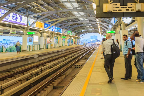 Bangkok Tailândia Fevereiro 2017 Passageiros Esperam Pelo Bts Skytrain Plataforma — Fotografia de Stock