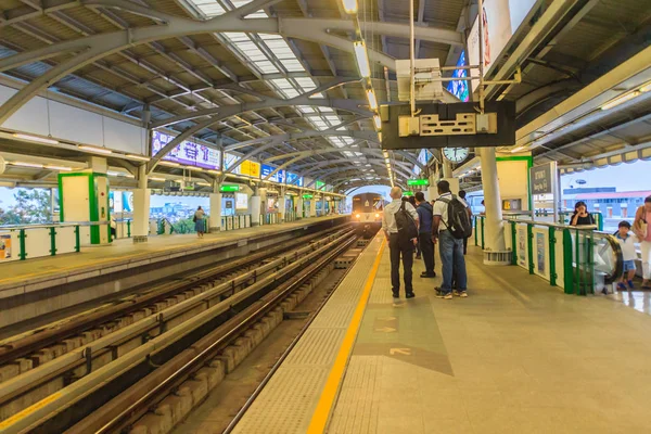 Bangkok Thailand Februar 2017 Passagiere Warten Bahnsteig Des Bts Bangna — Stockfoto