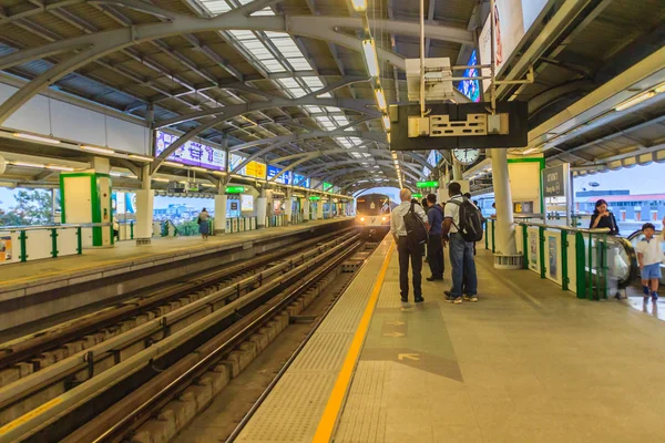 Bangkok Thailand Februar 2017 Passagiere Warten Bahnsteig Des Bts Bangna — Stockfoto
