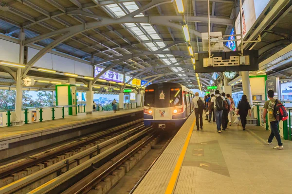 Bangkok Thailand Februari 2017 Passagerare Väntar Bts Skytrain Plattformen Vid — Stockfoto
