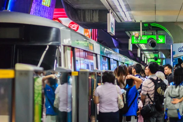 Μπανγκόκ Ταϊλάνδη Φεβρουαρίου 2017 Πλήθος Επιβατών Bts Skytrain Περιμένοντας Bts — Φωτογραφία Αρχείου