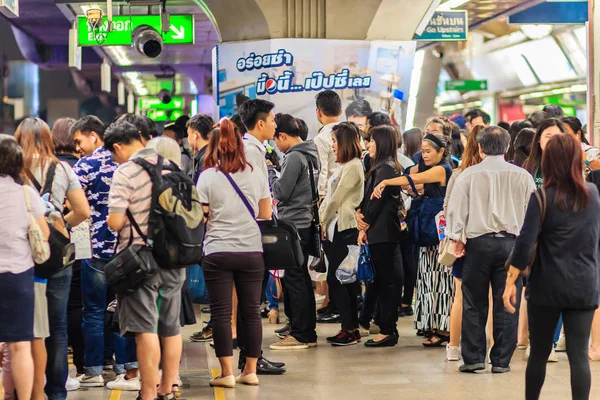 Bangkok Tailandia Febrero 2017 Multitud Pasajeros Bts Skytrain Esperando Que — Foto de Stock