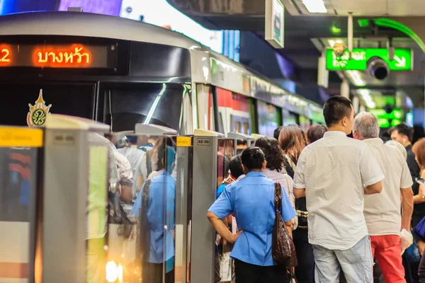 Bangkok Tailândia Fevereiro 2017 Multidão Passageiros Bts Skytrain Esperando Bts — Fotografia de Stock