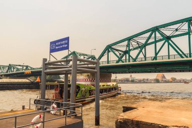 Bangkok, Tayland - 2 Mart 2017: Chao Phraya hızlı tekne Memorial Köprüsü iskele ve Kral Rama ben çapraz Chaophraya River memorial Köprüsü .
