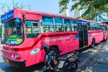 Bangkok, Tayland - 2 Mart 2017: başlangıç noktası memorial Köprüsü (Saphan Phut) mutlu topraklara, Mınburi pembe otobüs satır numarası 8. Otobüs nummber 8 satır hızlı ve hızla Bangkok ünlüdür.  