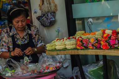 Bangkok, Tayland - 2 Mart 2017: çiçekçi çiçek çiçek pazarı, çeşitli satış Bangkok 