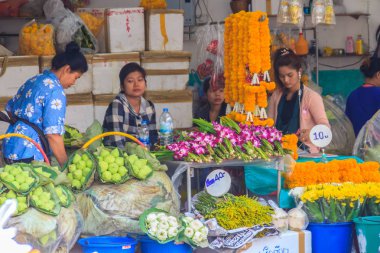 Bangkok, Tayland - 2 Mart 2017: çiçekçi çiçek çiçek pazarı, çeşitli satış Bangkok 