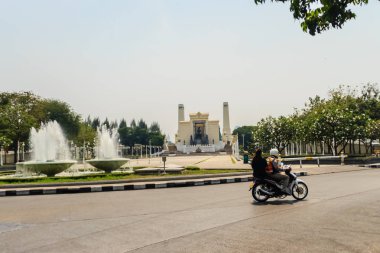 Bangkok, Tayland - 2 Mart 2017: Kral rama ben Phra Phuttha Yodfa Köprüsü'nde bulunan ve Bangkok başkenti 1782 kurulmuş olan Kral adanmış anıt,.