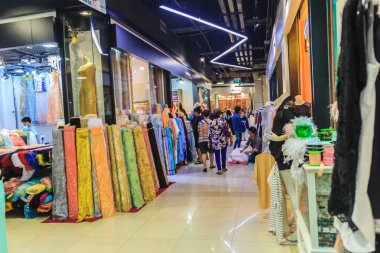Bangkok, Tayland - 2 Mart 2017: kumaş ve bezler Wangburapa, Bangkok, Tayland, Çin Dünya Alışveriş Merkezi Satılık alışveriş tanımlanamayan Turizm.