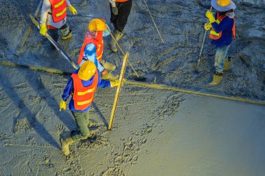 Beton malalar, yayılan mason el ile seviyelendirme Mason işçi beton dökülür. Betonlama işçi döktü sıvı Beton çelik takviye için formu güçlü katın döşeme plağını üzerinde tesviye.