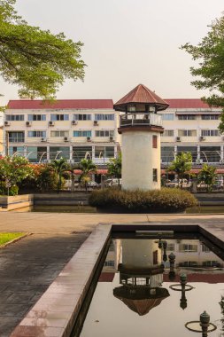 Eski hapishane gardiyanı kule tuğla, ahşap ve kırmızı kiremit ile oluşturulmuş. 