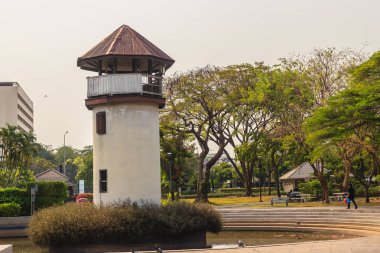 Eski hapishane gardiyanı kule tuğla, ahşap ve kırmızı kiremit ile oluşturulmuş. 