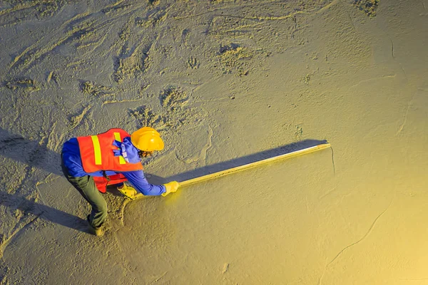 Mason Worker Leveling Concrete Trowels Mason Hands Spreading Poured Concrete — Stock Photo, Image