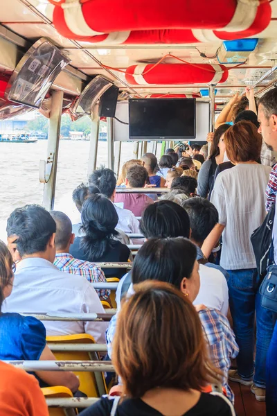 Bangkok Thajsko Března 2017 Cestující Sathorn Pier Centrálního Mola Města — Stock fotografie