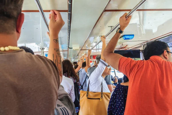 Bangkok Tailândia Março 2017 Passageiros Segurando Alças Trilhos Teto Sentados — Fotografia de Stock