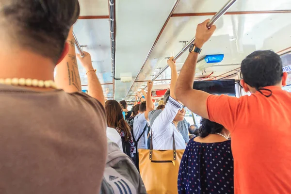 Bangkok Tailândia Março 2017 Passageiros Segurando Alças Trilhos Teto Sentados — Fotografia de Stock