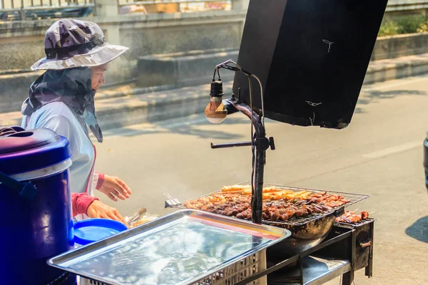 Unidentified Street Food Vendor Grilling Chicken Smoky Oven Grilling Spiced — Stock Photo, Image