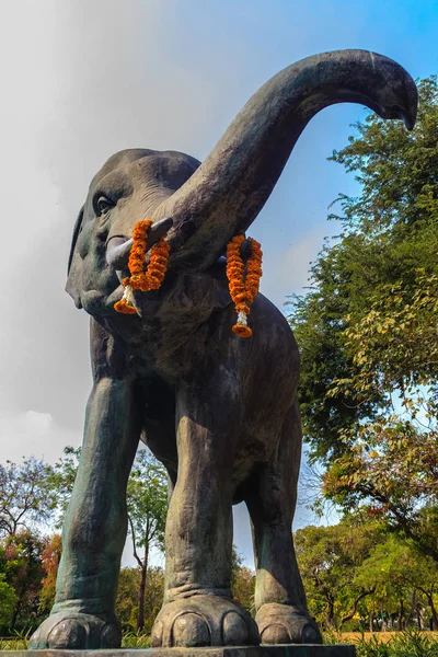 Metallskulptur Eines Elefanten Der Öffentlichen Park Steht Ansicht Der Bronze — Stockfoto