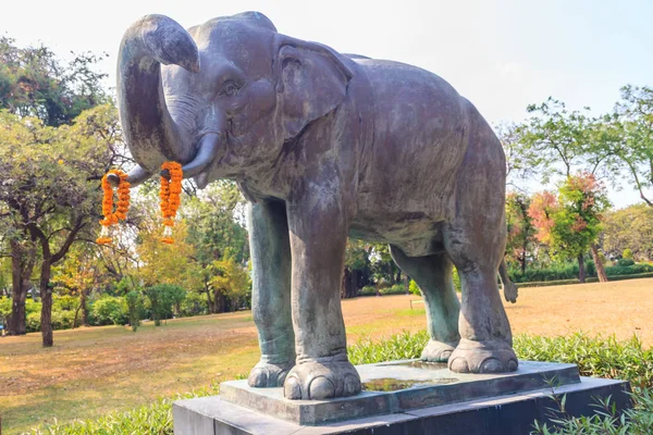 Metallskulptur Eines Elefanten Der Öffentlichen Park Steht Ansicht Der Bronze — Stockfoto