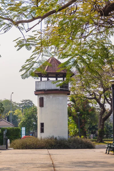 古い刑務所のガードは レンガ 赤瓦と構築タワーします バンコク特別刑務所 という刑務所壁隅の櫓 今この刑務所は健康公園です — ストック写真