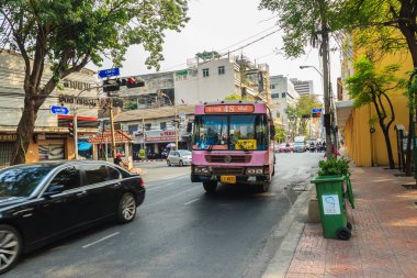 Bangkok, Tayland - 2 Mart 2017: Görünümü trafik kırmızı ve yeşil sinyal ve Mahachai Road, Rommaneenat Park yakın sıkışan trafik aydınlatma.