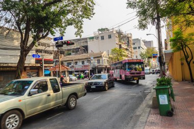 Bangkok, Tayland - 2 Mart 2017: Görünümü trafik kırmızı ve yeşil sinyal ve Mahachai Road, Rommaneenat Park yakın sıkışan trafik aydınlatma.