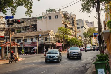 Bangkok, Tayland - 2 Mart 2017: Görünümü trafik kırmızı ve yeşil sinyal ve Mahachai Road, Rommaneenat Park yakın sıkışan trafik aydınlatma.