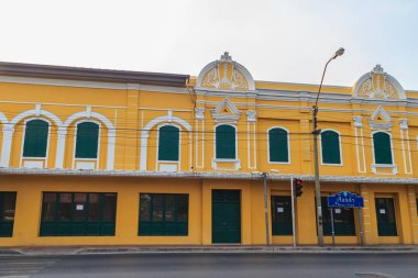 Bangkok, Tayland - 2 Mart 2017: Güzel eski ıslah Müzesi binalar, trafik sıkışıklığı Bangkok Rommaneenat Park yakın olan Mahachai yol görünümünden.
