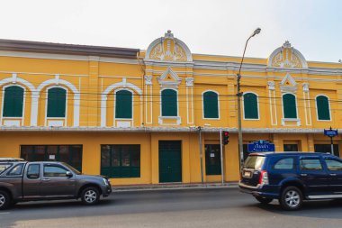 Bangkok, Tayland - 2 Mart 2017: Güzel eski ıslah Müzesi binalar, trafik sıkışıklığı Bangkok Rommaneenat Park yakın olan Mahachai yol görünümünden.