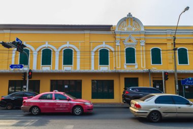 Bangkok, Tayland - 2 Mart 2017: Güzel eski ıslah Müzesi binalar, trafik sıkışıklığı Bangkok Rommaneenat Park yakın olan Mahachai yol görünümünden.