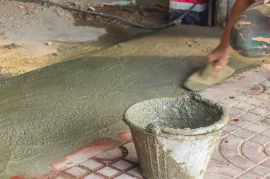 Mason işçi kullanımı mala adım bina iyileştirme çalışmalarında döşeme, yumuşak veya seviyelendirme sıvı beton için.