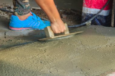 Mason işçi kullanımı mala adım bina iyileştirme çalışmalarında döşeme, yumuşak veya seviyelendirme sıvı beton için.